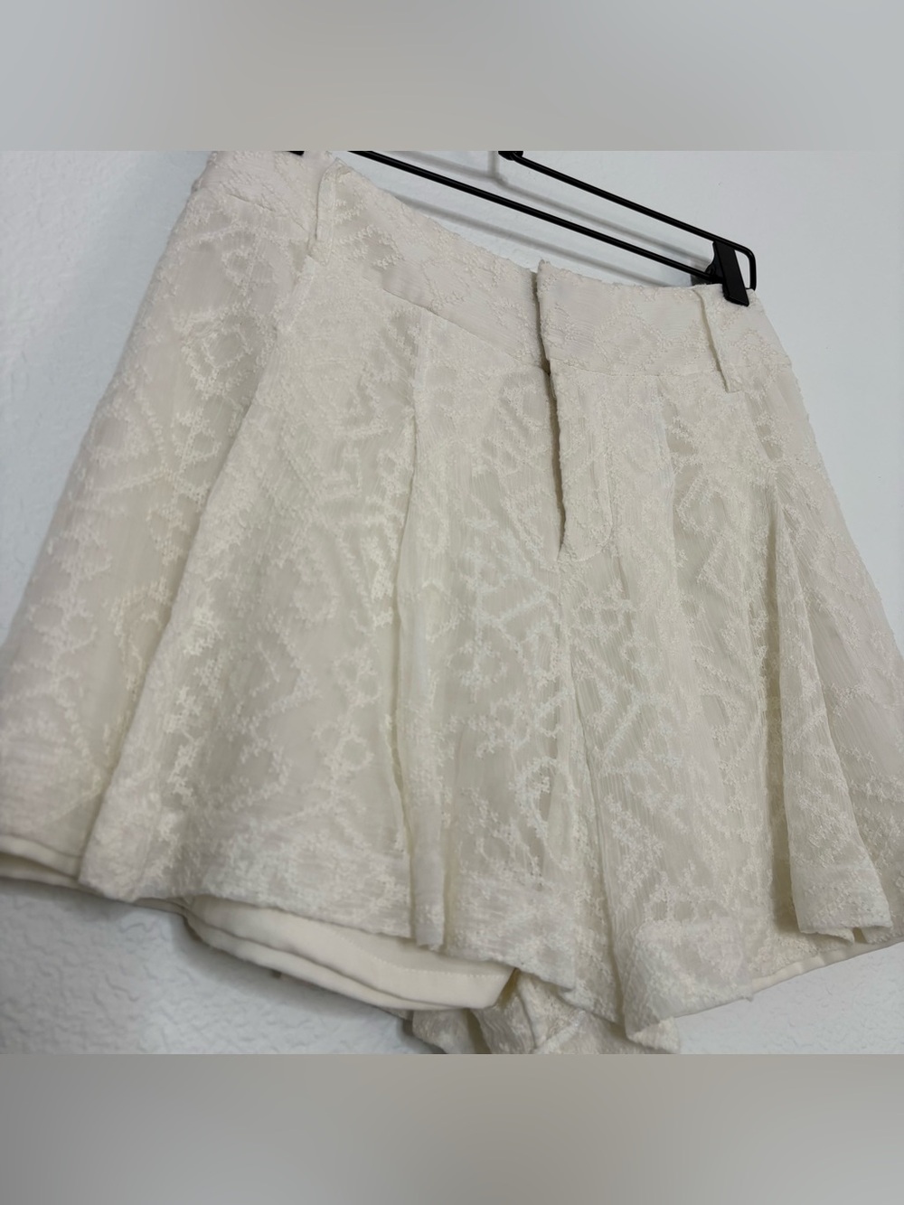 Alice + Olivia Pleated Embroidered‎ Shorts Cream Sz 4 Bohemian Cottagecore - Picture 2 of 8